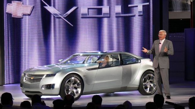 Viceprezident vývoje General Motors, Bob Lutz, představuje Chevrolet Volt