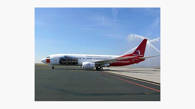 Boeing 737 - 800 zdobí panorama Prahy a logo letiště