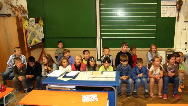 Školáci ze Semína zazpívali pro posluchače Posvícení písničku, jejíž text vznikl na melodii Pavla Dobeše na minulé škole v přírodě v Krkonoších