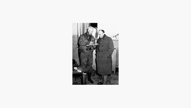 Generál Patton konferuje s generálem Eisenhowerem před útokem II. sboru v Tunisu