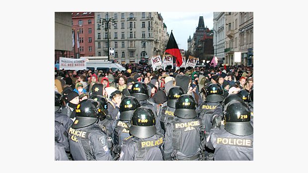 Anarchisté a policisté stáli proti sobě
