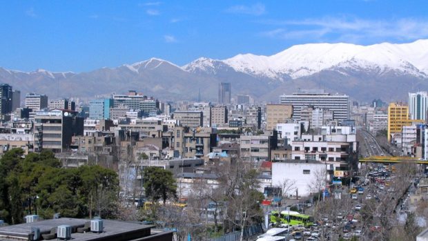 Teherán je město pod horami