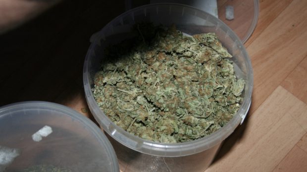 Zabavené peníze a marihuana