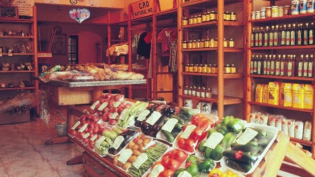 V obchodě lze zakoupit denně čerstvé pečivo, ovoce a zeleninu, ale také oblečení z biobavlny a fair trade koření či rýži
