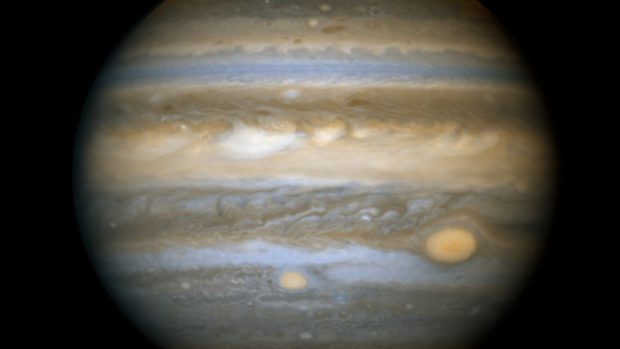 Bouřlivá atmosféra Jupiteru se dvěma rudými skvrnami