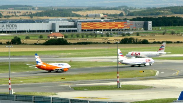 Letadla se chystají k odletu z pražského letiště