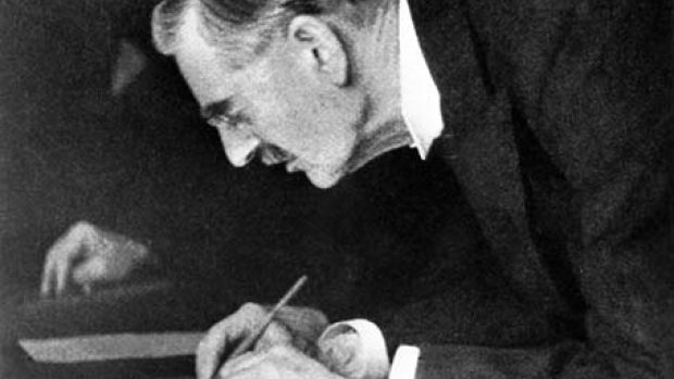 &quot;Mír pro naši dobu.&quot; Chamberlain podepisuje mnichovskou dohodu, 30. září 1938 /  &quot;Peace for our time.&quot; Chamberlain signs the Munich Agreement, September 30, 1938