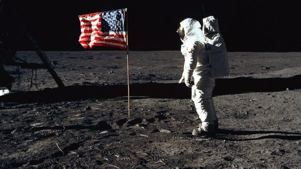 Buzz Aldrin u americké vlajky na Měsíci