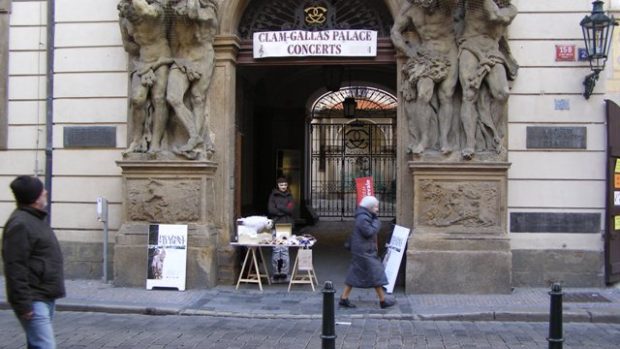 Místodržitelský palác (Clam-Callasův) - hlavní vchod