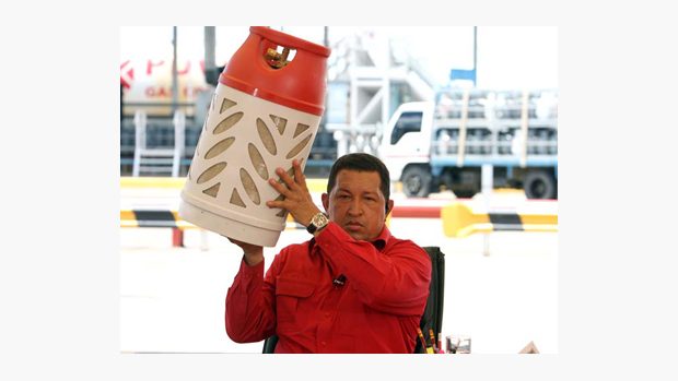 Hugo Chavez s plynovou bombou