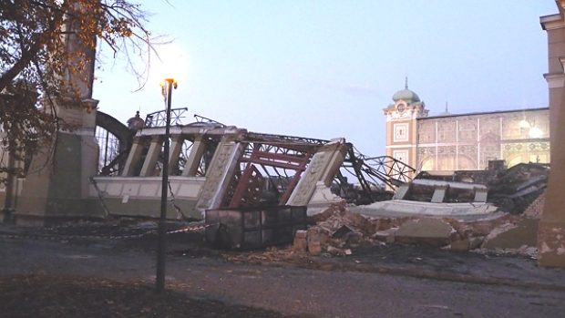 Trosky z levého křídla Průmyslového paláce