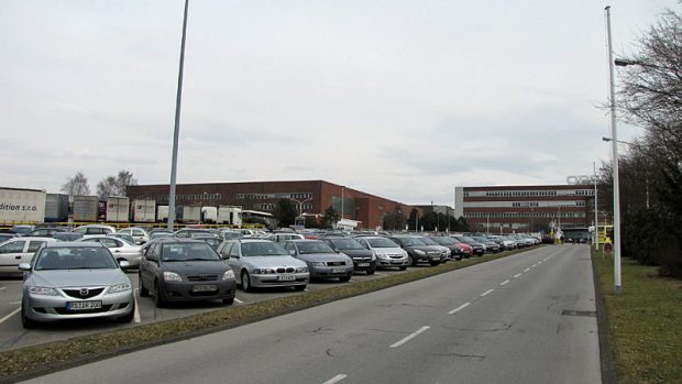 Parkoviště před továrnou Opel