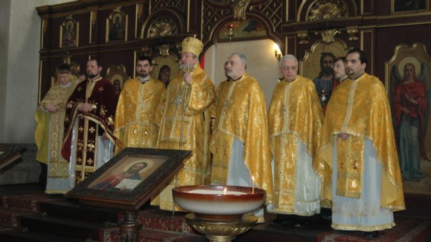 Pravoslavní duchovní přítomní na svěcení otce Andreje, pravoslavného kněze z Rumunska