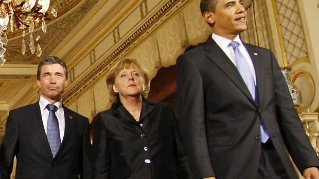 Nový generální tajemník NATO Anders Rasmussen (vlevo), německá kancléřka Angela Merkelová a americký prezident Barack Obama