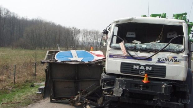 Dopravní nehoda, při níž kamion smetl u Frýdku-Místku čtyři silničáře
