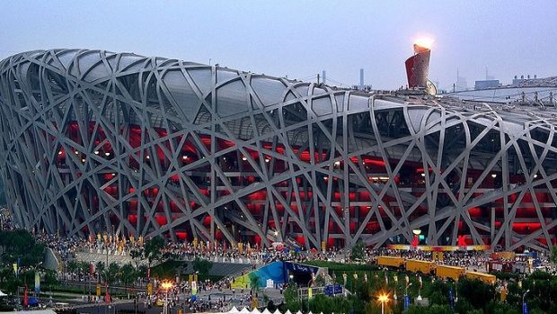 Stadion Ptačí hnízdo s olympijskou pochodní