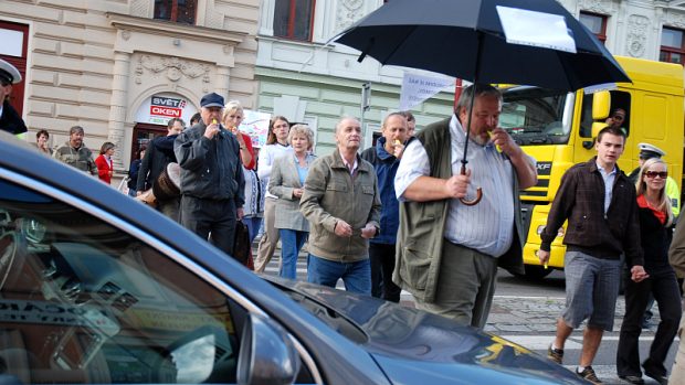 Do protestů se zapojili studenti i důchodci