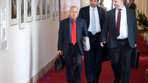 Ministři (zleva) Martin Barták, Jan Kohout a Martin Pecina přicházejí na schůzi vlády