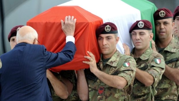 Italský prezident Giorgio Napolitano před rakví vojáka, který zemřel během atentátu v afghánském Kábulu.