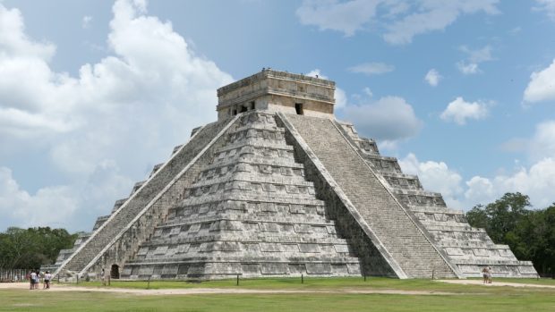 Pyramida El Castillo ve zříceninách mayského města Chichén Itzá