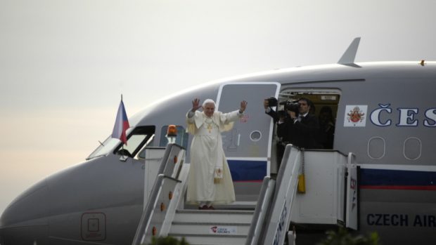 Papež Benedikt XVI. se ve dveřích letadla loučí s Českou republikou