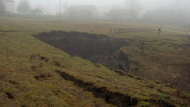 Sesuv půdy způsobený propadem stropu tunelu