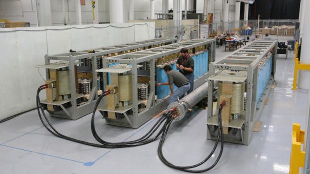 Řady kondenzátorů pro &quot;nabíjení&quot; elektromagnetického děla v laboratořích v San Diegu