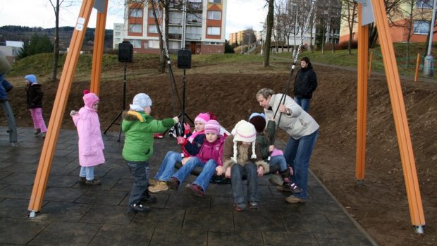 Děti z Vimperka dovádějí na novém hřišti