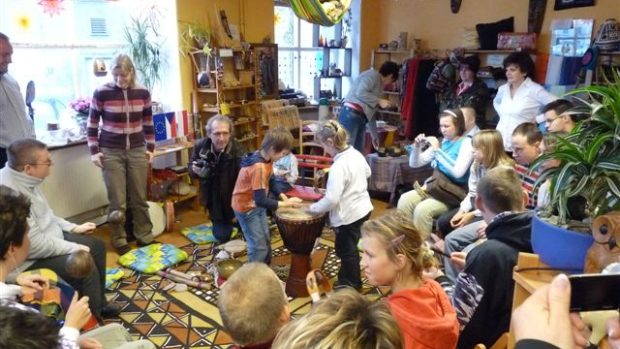Hudební workshop s bubínky pro děti a mládež s handicapem z regionu Trojzemí