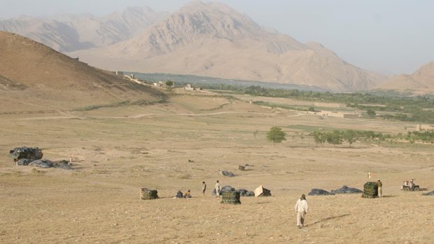 Afghánci se sbíhají ke krabicím