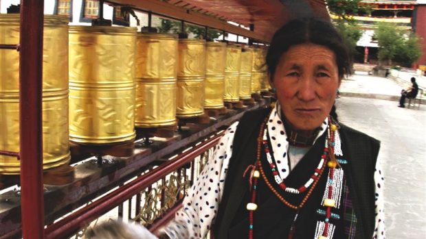 Tibeťanka roztáčí válečky s modlitbami