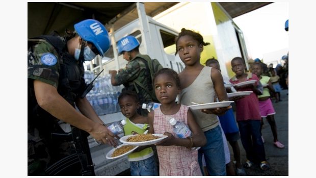 Haiti: Vojáci Spojených národů rozdávají jídlo.