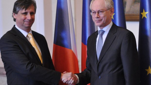 Premiér Jan Fischer vítá prezidenta Evropské unie Hermana Van Rompuye (vpravo) na půdě vlády ČR
