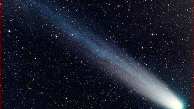 Komety mají kulovou obálku kolem pěkně schovaného jádra a díky tlaku slunečního větru vytvářejí také dlouhý ohon