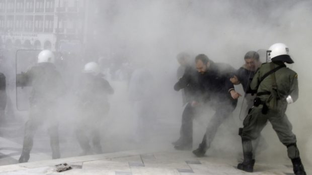 střety policie s demonstranty v Aténách