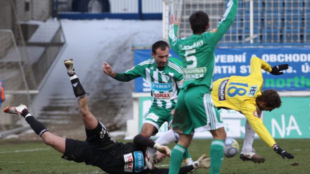 Teplický útočník Libor Došek ohrožuje branku Bohemians. Foto: František Bílek