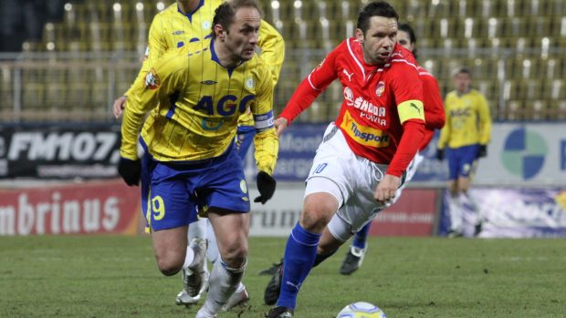 Teplický Pavel Verbíř a plzeňský Pavel Horváth v souboji o míč. Foto: František Bílek