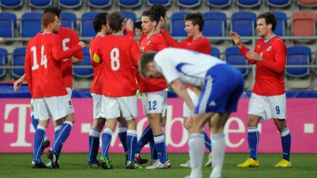 Čeští fotbalisté do 21 let se radují z gólu ve finské síti