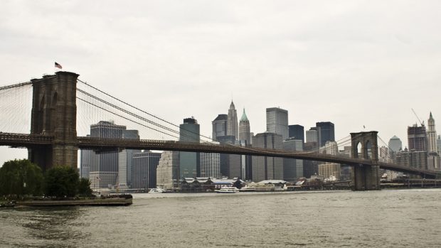 Pohled na Brooklynský most a Manhattan