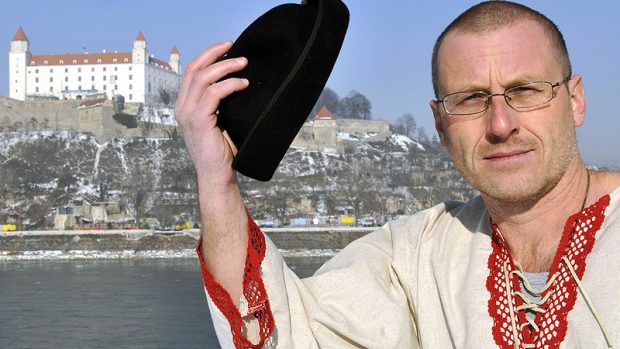 Ľubomír Smatana zdraví od Bratislavského hradu