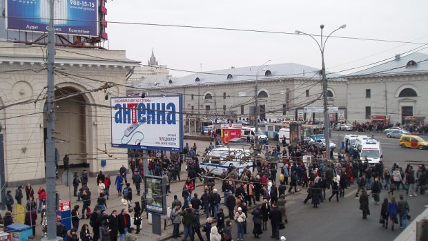 Lidé před stanicí metra Park kultury v Moskvě.