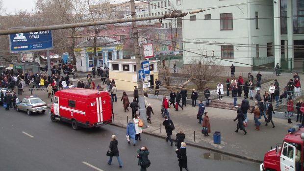 Lidé v okolí stanice metra Park kultury (Moskva)