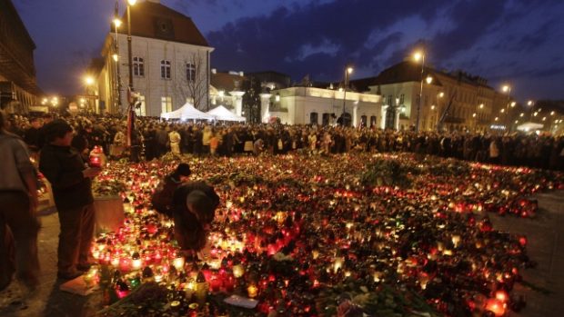 vyjádření piety před prezidentským palácem ve Varšavě