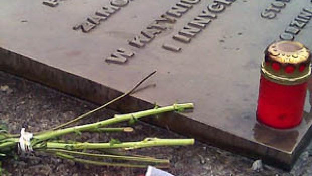 Květiny u památníku obětí katyňského masakru