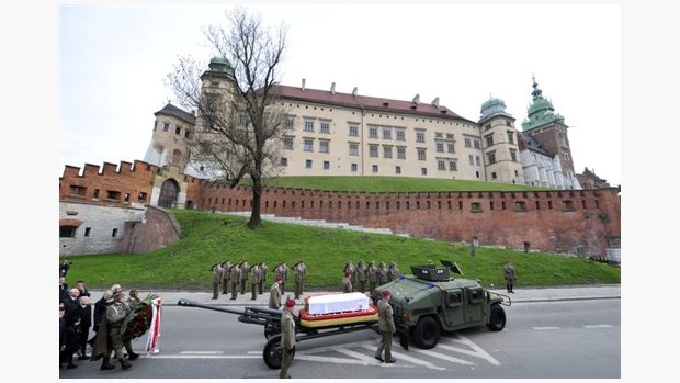 Ostatky prezidentského páru před hradem Wawel.