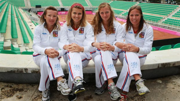 Tým českých tenistek pro semifinále Fed Cupu v Itálii (zleva Peschkeová, Šafářová, Kvitová, Hradecká)