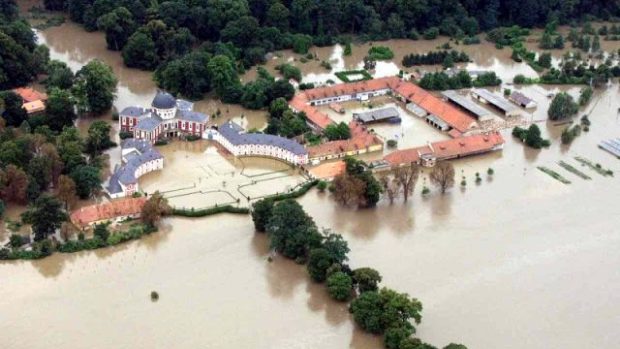Povodně 2002 - letecký pohled na zámek a přilehlé pozemky