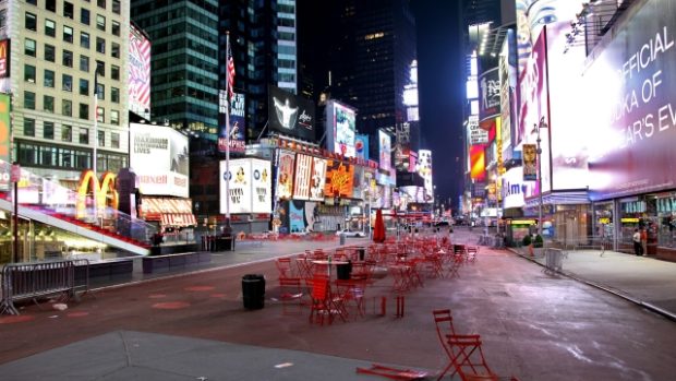 Evakuované náměstí Times Square - prazdné restaurace