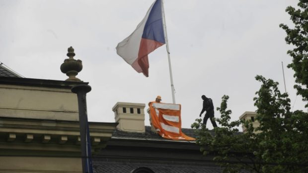 Ekologičtí aktivisté protestují na střeše vlády kvůli Prunéřovu