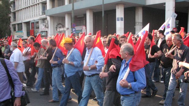 Demosntrující komunisté v Aténách. Řecko